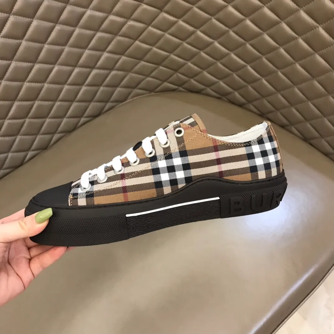 p400 "Burberr*" men's classic low-top sneakers, reinterpreted in Vintage check cotton material and decorated with a new brand logo. First-layer sheepskin lining, embossed Burberry logo on the heel, and original TPU outsole! Size: 38-44 No. 068